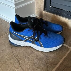 Very good condition Asic Shoes for boys around 12-13